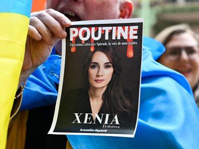 Франция высылает бывшую главу филиала RT Ксению Федорову 2 Сторонники Украины устроили акцию протеста на презентации книги Ксении Федоровой в прошлом апреле в Париже - участник акции держит фото Федоровой с надписями "Путин" и "Ксения"