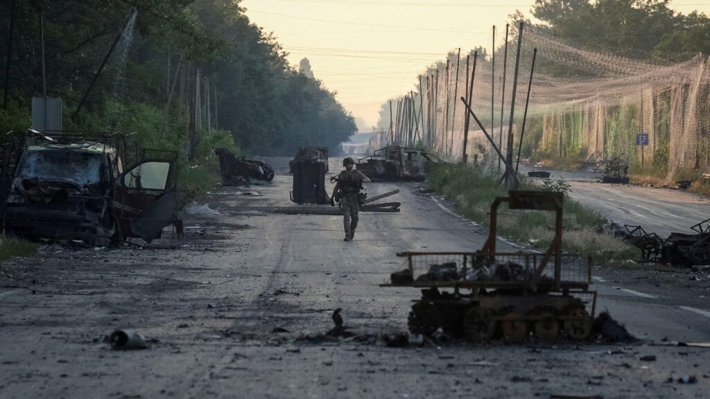 Украинский военнослужащий на дороге между Константиновкой и соседней Дружковкой