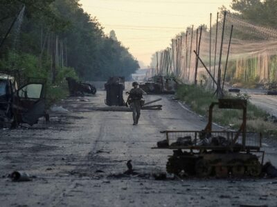 Россия заявила о захвате Константиновки, Зеленский это опроверг и позвал туда Путина на переговоры. Что известно 3 Украинский военнослужащий на дороге между Константиновкой и соседней Дружковкой