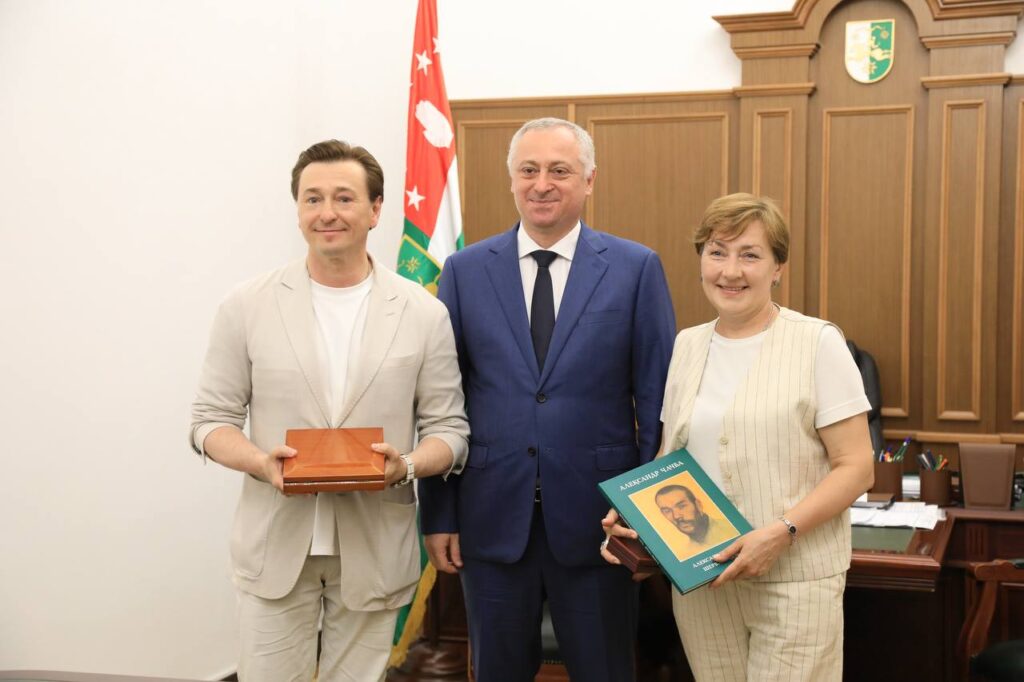 В оккупированной Абхазии находится актер Сергей Безруков 2 photo 2026 07 06 14 55 36 новости Абхазия, Ирина Муравьева, Сергей Безруков