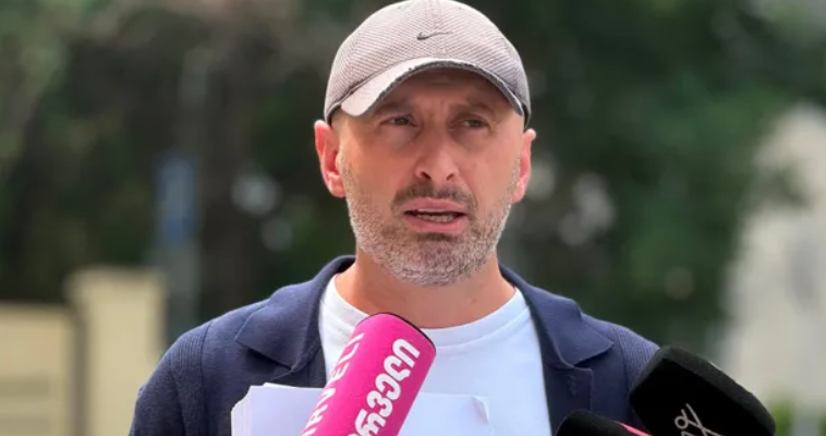 Журналист Рогава пришел в суд с пустыми листами бумаги 1 screenshot 2026 07 13 143749 новости Гурам Рогава, проевропейские акции протеста
