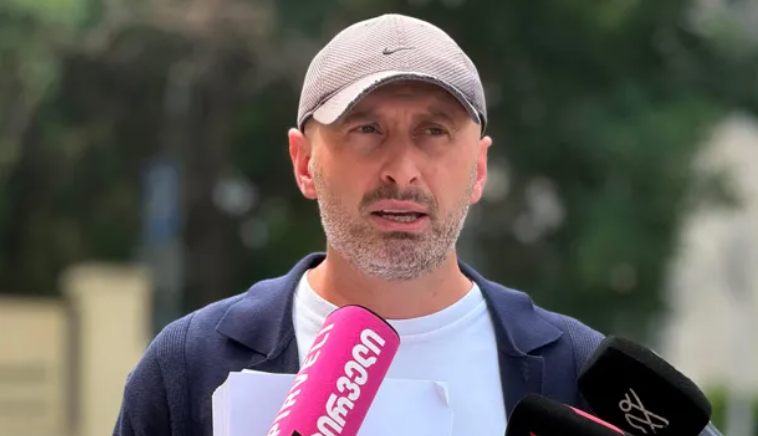 Журналист Рогава пришел в суд с пустыми листами бумаги 1 screenshot 2026 07 13 143749 новости Гурам Рогава, проевропейские акции протеста