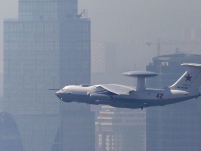 Российские самолеты-радары А-50 против украинских крылатых ракет — насколько они эффективны? 2 Самолет-радар А-50 в воздухе на фоне высотных домов