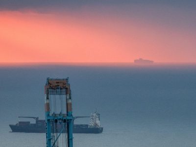 Европа отвыкла было от российского газа, но зима снова грозит ЕС энергетическим кризисом 2 Вид на море из старейшего испанского СПГ-терминала компании Enagás в Барселоне