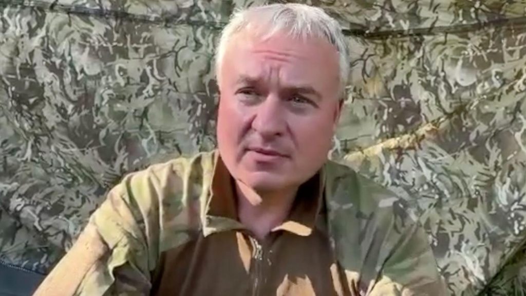Младший сержант ВСУ и бывший вице-президент Газпромбанка Игорь Волобуев: «Не жалею о том, что сделал» 1 Седой мужчина в камуфляжной форме на фоне маскировочной сетки
