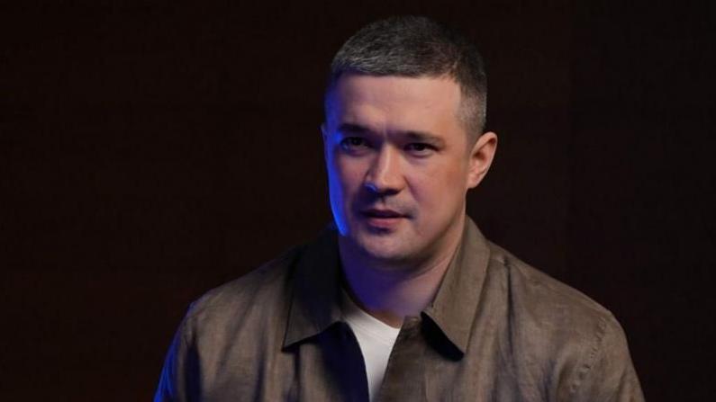 Экс-министр обороны Украины Михаил Федоров о Зеленском, выборах и своей отставке в интервью Би-би-си 1 Федоров на темном фоне