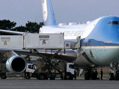 СМИ: из-за угроз Ирана Трамп улетел из Анкары на другом самолете, переместившись к нему в фургоне бортового питания 2 автомобиль для обслуживания бортовой кухни стоит рядом с авиалайнером