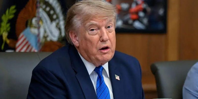 Трамп отменяет удары по Ирану при условии, что соглашение между странами будет заключено быстро 1 Дональд Трамп на заседании кабинета министров США в Кэмп-Дэвиде 31 июля: он одет в темно-синий костюм, галстук светло-голубого цвета с черными горизонтальными полосками, белую рубашку, а на пиджаке у него прикреплен значок с изображением флага США
