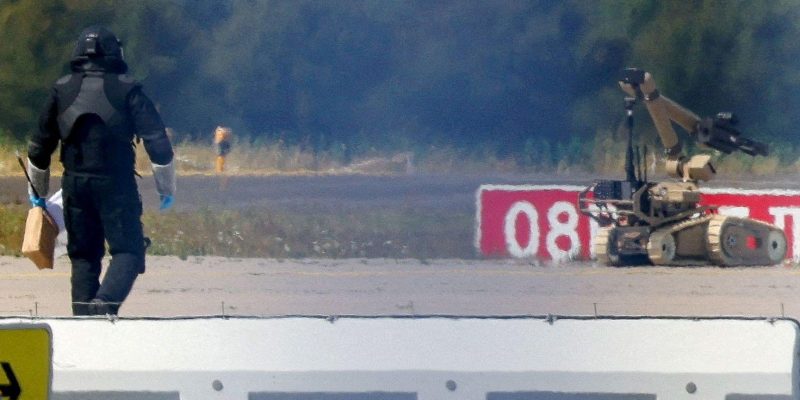Сотрудник специальных служб Германии обезвреживает дрон со взрывчаткой в аэропорту Лейпцига, обнаруженный около украинских самолетов