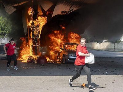 Две женщины убегают с пылающей АЗС после атаки российского беспилотника, Харьков, 3 июля 2026