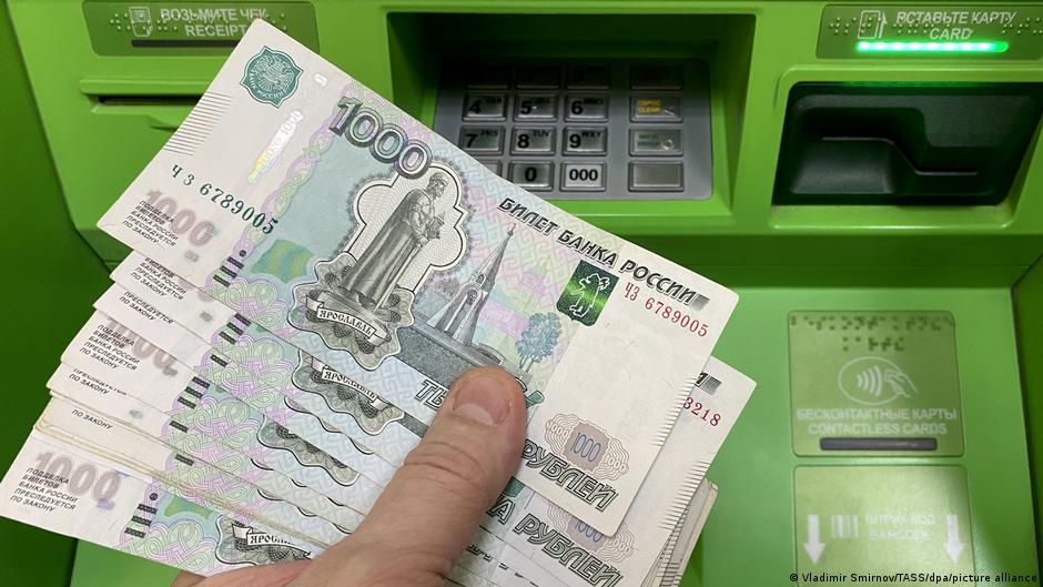 Заморозка вкладов? Боятся ли ее в РФ и что делают с деньгами 1 61059355 403.jpg Deutsche Welle