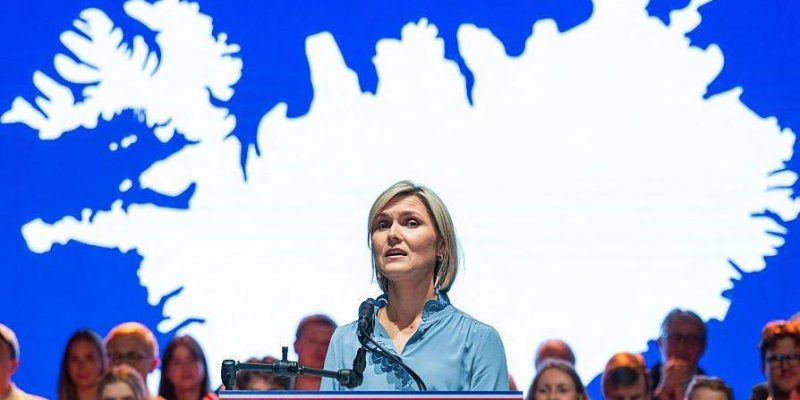 В Исландии проходит референдум о вступлении в ЕС. Исход не предрешен — важную роль может сыграть рыба 1 Премьер-министр Исландии Криструн Фростадоуттир выступает с трибуны, за ее спиной большая белая карта Исландии