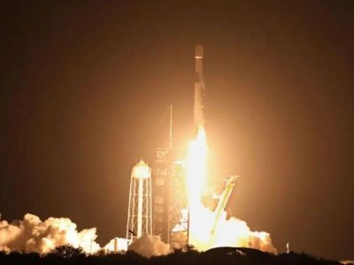 Архивное фото запуска ракеты SpaceX Falcon 9 с мыса Канаверал, штат Флорида, 15 января 2025 года. У основания ракеты видны языки пламени