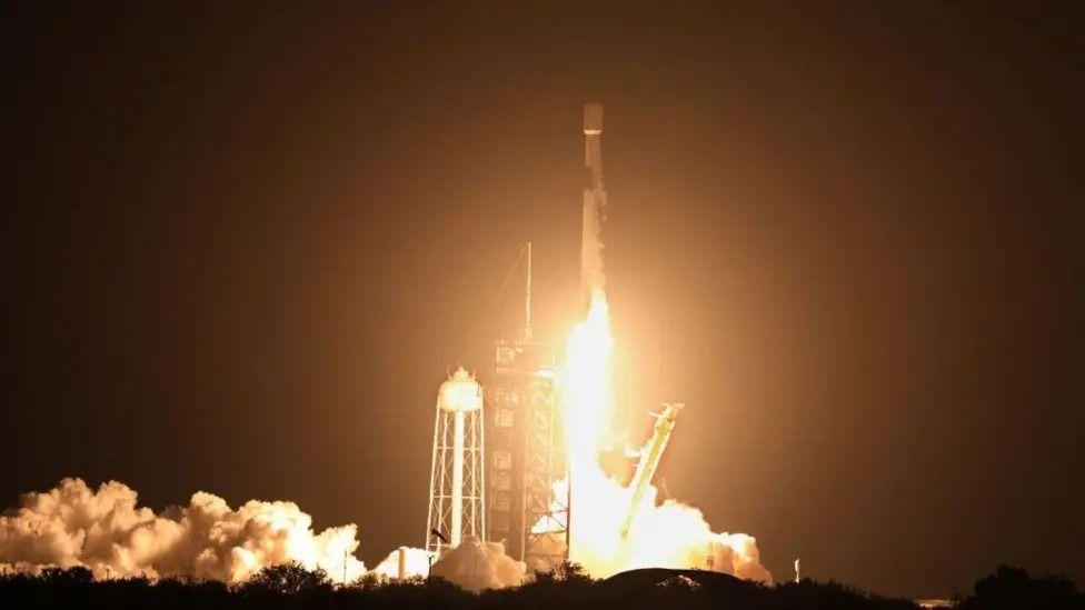 Что произойдет, когда ракета SpaceX столкнется с Луной? 1 Архивное фото запуска ракеты SpaceX Falcon 9 с мыса Канаверал, штат Флорида, 15 января 2025 года. У основания ракеты видны языки пламени