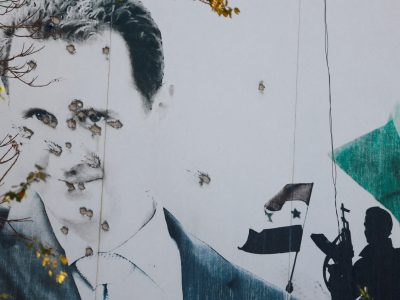 Рекламный щит с изображением сирийского лидера Башара аль-Асада, на котором видны следы от пулевых отверстий, после свержения Башара аль-Асада в Дамаске, Сирия, 16 декабря 2024 года