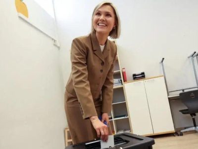 Исландия проголосовала против возобновления переговоров о вступлении в ЕС 2 Премьер-министр Исландии Криструн Фростадоттир голосует на общенациональном референдуме по вопросу возобновления переговоров о вступлении в ЕС на избирательном участке в Рейкьявике