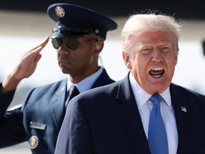 В ожидании скорого открытия Ормузского пролива цены на нефть падают; Трамп подталкивает Иран угрозой «очень жесткого удара» 1 Президент США Дональд Трамп что-то громко говорит, у него за спиной военный отдает честь
