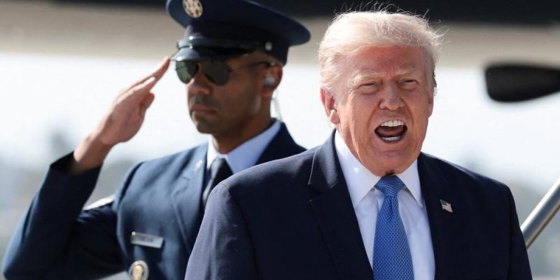 Президент США Дональд Трамп что-то громко говорит, у него за спиной военный отдает честь