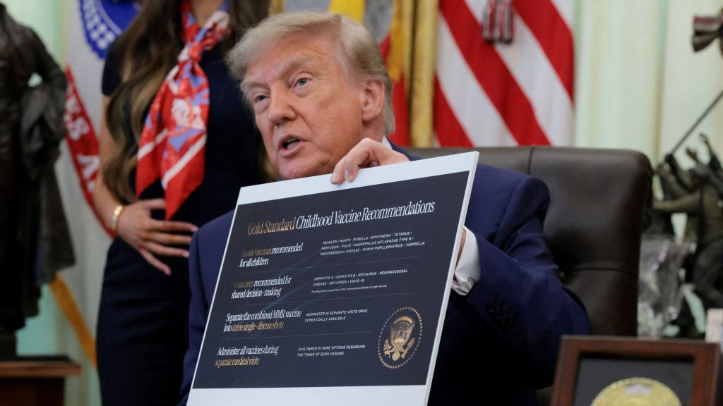 Трамп издал указ о сокращении количества прививок 1 Трамп держит в руках табличку с золотым стандартом рекомендаций вакцин