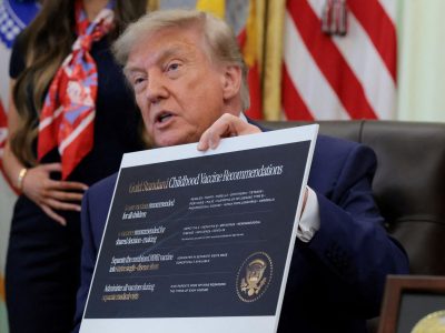 Трамп издал указ о сокращении количества прививок 2 Трамп держит в руках табличку с золотым стандартом рекомендаций вакцин