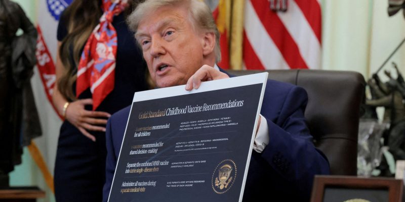 Трамп издал указ о сокращении количества прививок 1 Трамп держит в руках табличку с золотым стандартом рекомендаций вакцин
