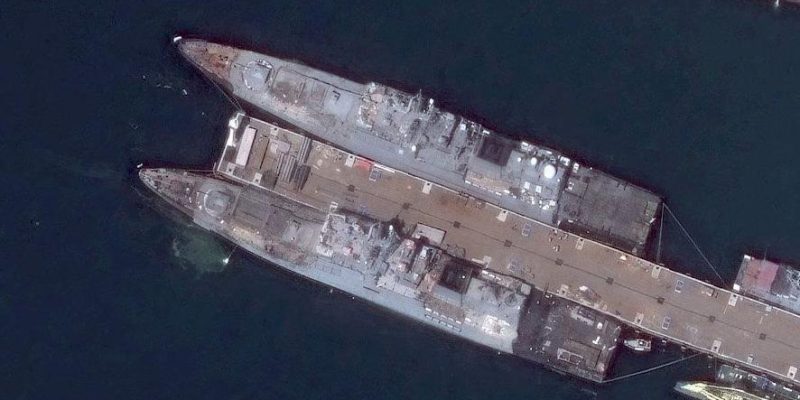 Черноморскому флоту России стало опасно в бухте Новороссийска. Но уходить некуда 1 Спутниковый снимок «Адмирала Макарова» и «Адмирала Эссена» после удара