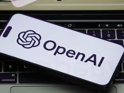 Логотип OpenAI на клавиатуре