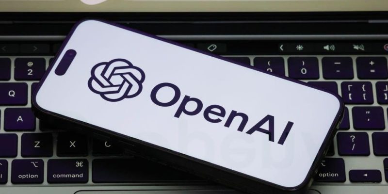 OpenAI замедлила обучение передовых ИИ-моделей после взлома, совершенного ИИ 1 Логотип OpenAI на клавиатуре