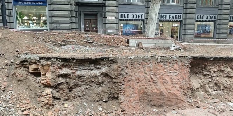 В ходе работ на проспекте Руставели обнаружена кирпичная кладка XIX века 1 img 5251 новости
