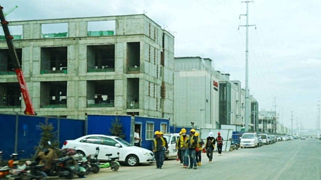 Дата-центры — новый пейзаж сельского Китая 1 Rows of data centres being built in Inner Mongolia