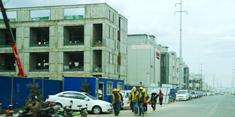 Дата-центры — новый пейзаж сельского Китая 1 Rows of data centres being built in Inner Mongolia