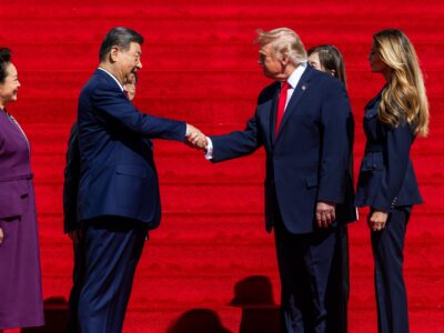 Си и Трамп жмут руки в компании первых леди
