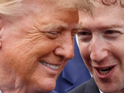 Марк Цукерберг что-то весело говорит Дональду Трампу, который с улыбкой его слушает