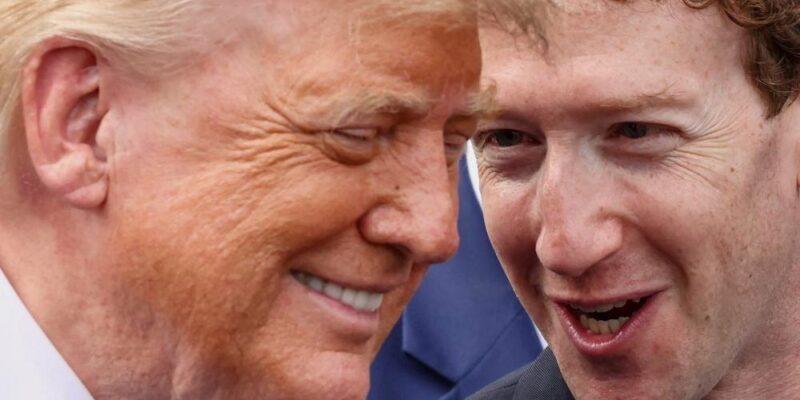 Марк Цукерберг что-то весело говорит Дональду Трампу, который с улыбкой его слушает
