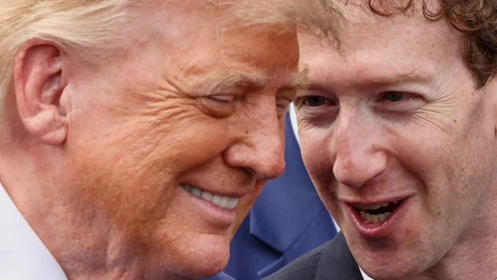 Марк Цукерберг что-то весело говорит Дональду Трампу, который с улыбкой его слушает
