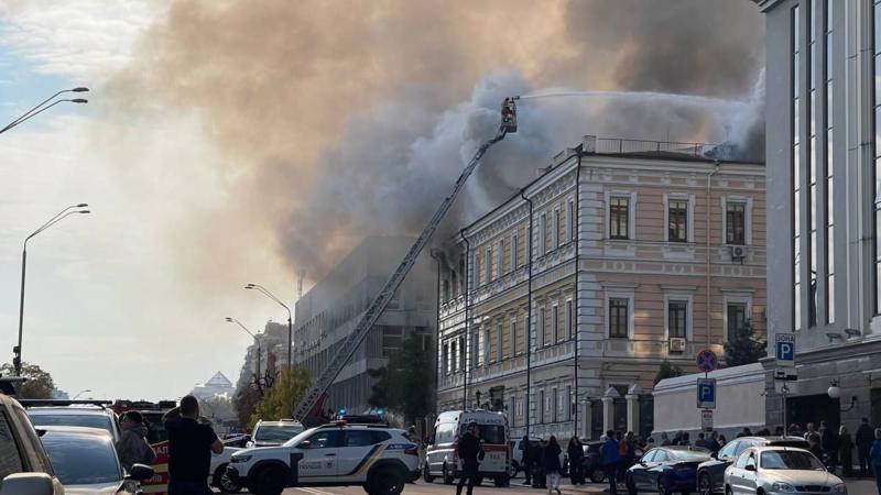 Российские военные дважды за день атаковали центр Киева дронами, удары пришлись по Академии наук и медцентру. Что известно 1 Пожар в здании