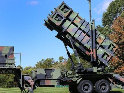 Пусковые установки американского зенитно-ракетного комплекса Patriot на поле в Массачусетсе