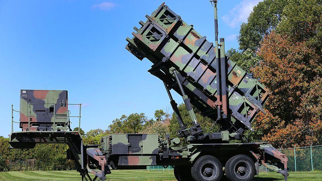 Война с Ираном привела к дефициту боеприпасов в США, подтвердил генеральный инспектор Пентагона 1 Пусковые установки американского зенитно-ракетного комплекса Patriot на поле в Массачусетсе