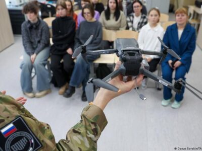В российских школах увеличили количество часов на военную подготовку 2 76121923 403.jpg Deutsche Welle