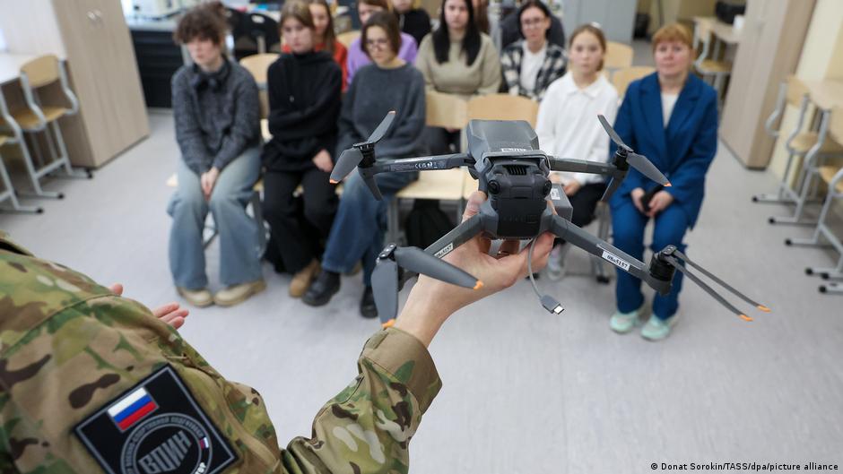 В российских школах увеличили количество часов на военную подготовку 1 76121923 403.jpg Deutsche Welle