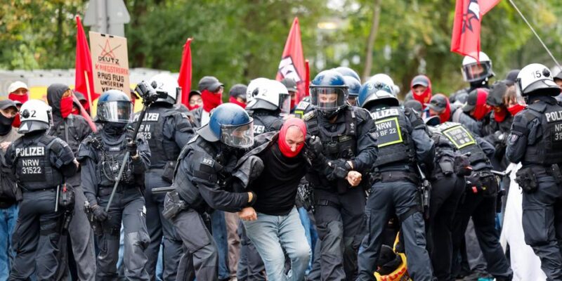 Антивоенная демонстрация в Кельне переросла в беспорядки 1 79054363 403.jpg Deutsche Welle