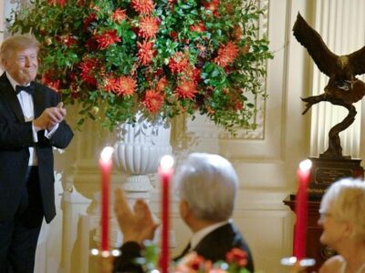 Дипломатия подарков. Почему Трамп подарил Си Цзиньпину роскошную статуэтку белоголового орлана 3 Трамп в смокинге приветствует гостей на государственном ужине в честь Си Цзиньпина