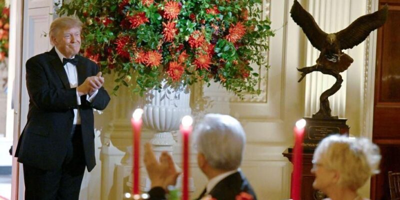 Дипломатия подарков. Почему Трамп подарил Си Цзиньпину роскошную статуэтку белоголового орлана 1 Трамп в смокинге приветствует гостей на государственном ужине в честь Си Цзиньпина