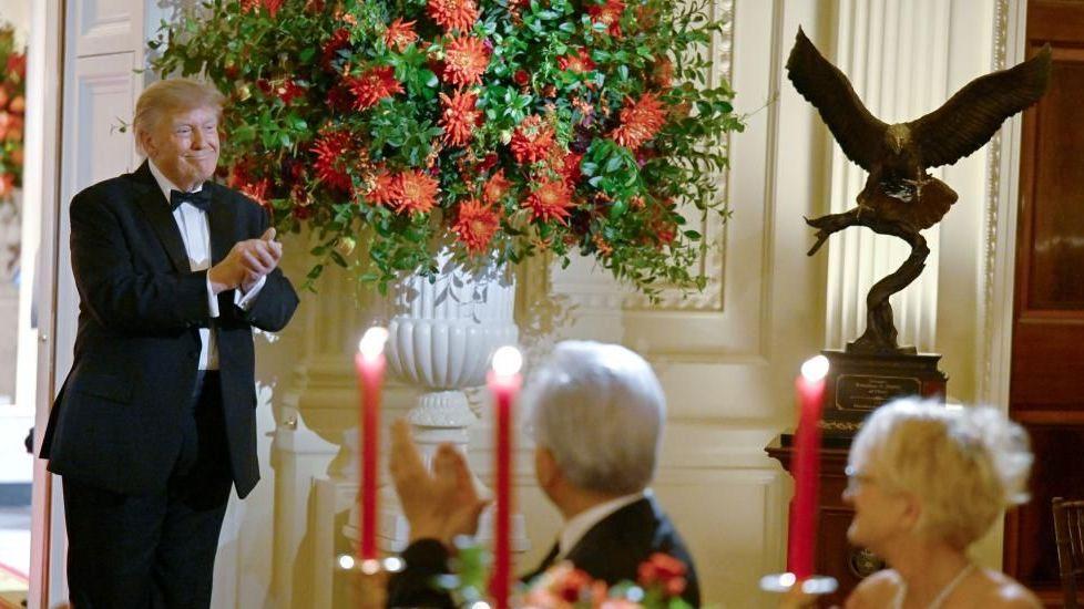 Дипломатия подарков. Почему Трамп подарил Си Цзиньпину роскошную статуэтку белоголового орлана 1 Трамп в смокинге приветствует гостей на государственном ужине в честь Си Цзиньпина