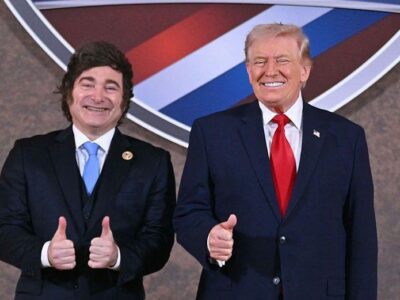 Фолклендское обострение: Трамп высказал обиду на Британию, Милей объявил о строительстве новой военной базы 3 Хавьер Милей и Дональд Трамп в темных костюмах поднимают большой палец вверх в качестве знака одобрения