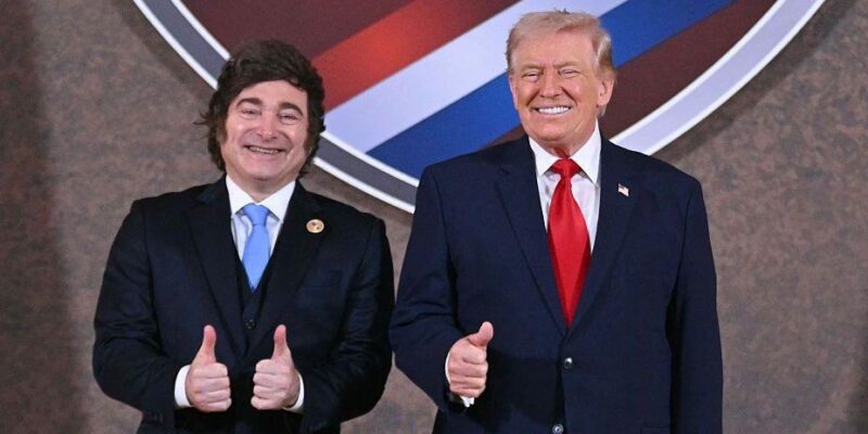 Хавьер Милей и Дональд Трамп в темных костюмах поднимают большой палец вверх в качестве знака одобрения