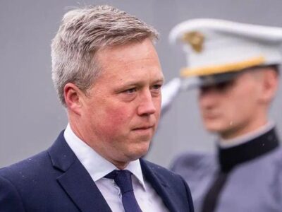 Министр армии Дэн Дрисколл прибывает на церемонию вручения дипломов в Военной академии США в Вест-Пойнте, штат Нью-Йорк; за его спиной военнослужащий отдает честь.