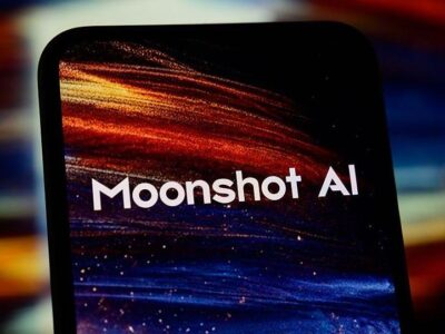 Логотип Moonshot AI на смартфоне