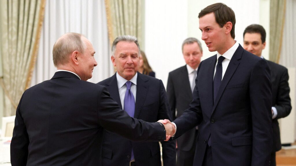 Путин жмет руку Джареду Кушнеру, за ними стоит Стив Уиткофф.