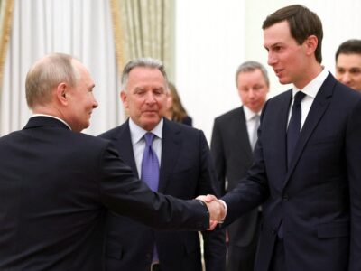 Путин жмет руку Джареду Кушнеру, за ними стоит Стив Уиткофф.